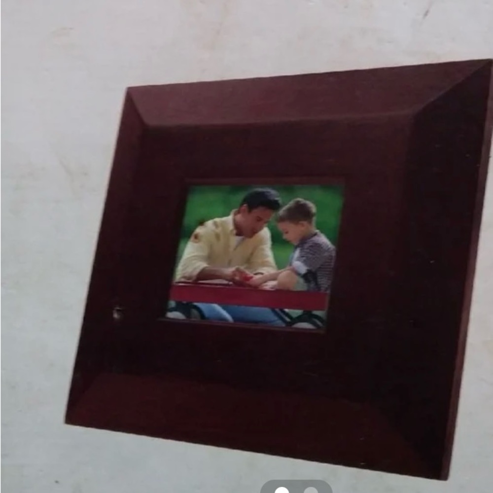 Brookstone 3.5” digital frame